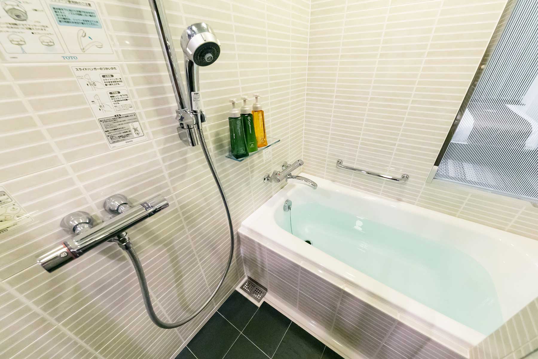 [All room types] Spacious bathtub and high-performance shower